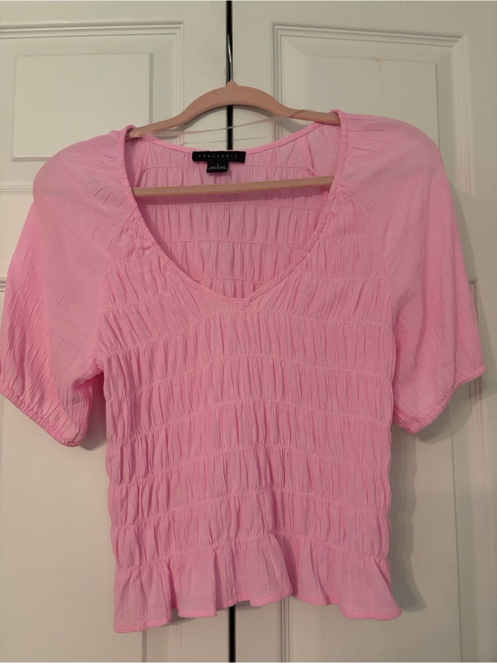 Sanctuary Light Pink Smocked V-Neck Short Sleeve Top Size Small EUC